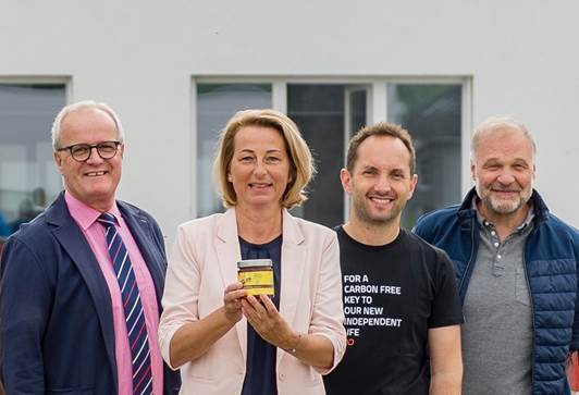 Von Links: Bürgermeister Christian Gratzl, Elisabeth Teufer,  Walter Kreisel CEO neoom group, Hannes Pirker Inhaber Kommunalvertrieb Pirker